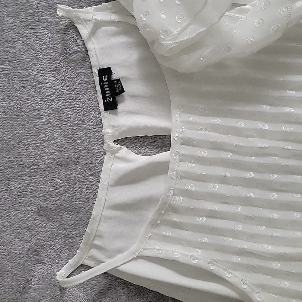 Zunie White Dress with Delicate Details - Picture 7 of 7